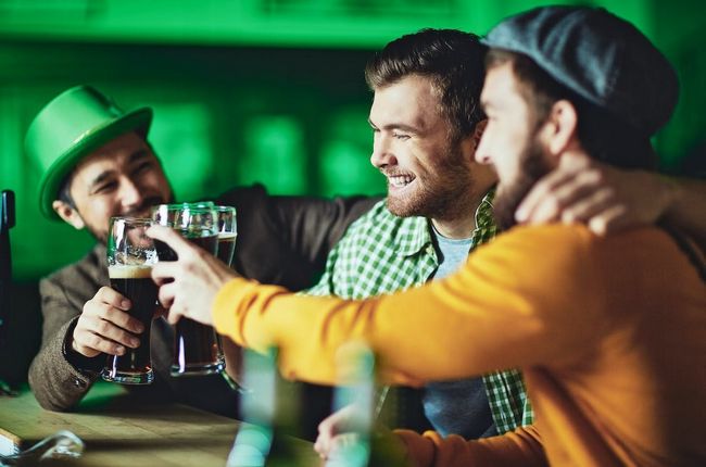 Make new friends and enjoy socializing while solo clubbing